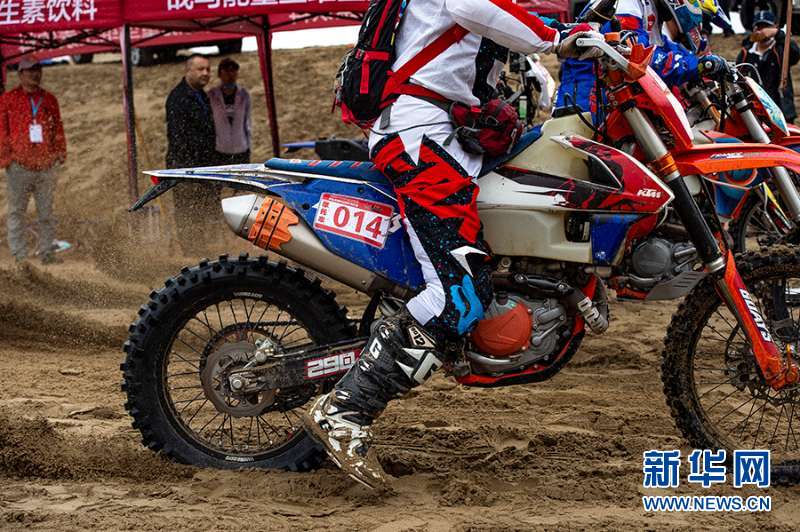 超燃！新疆策勒沙漠越野赛火热启幕