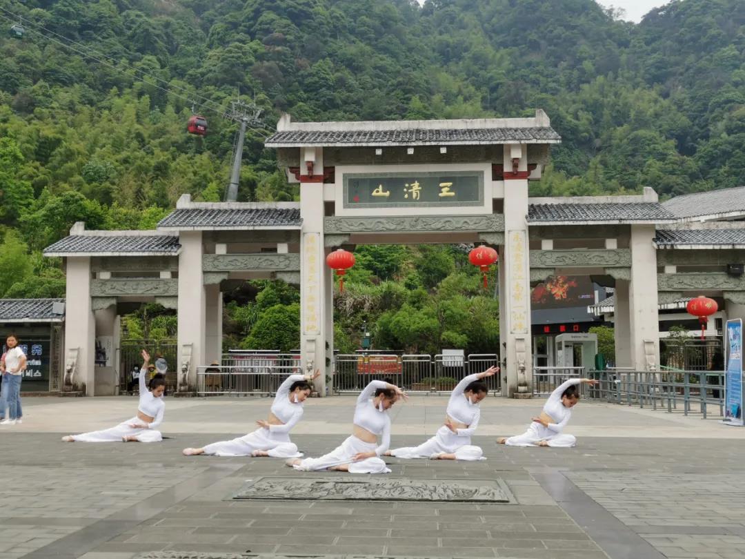 花间直播醉浪漫丨2020三清山“高山杜鹃赏花月”活动火爆开启