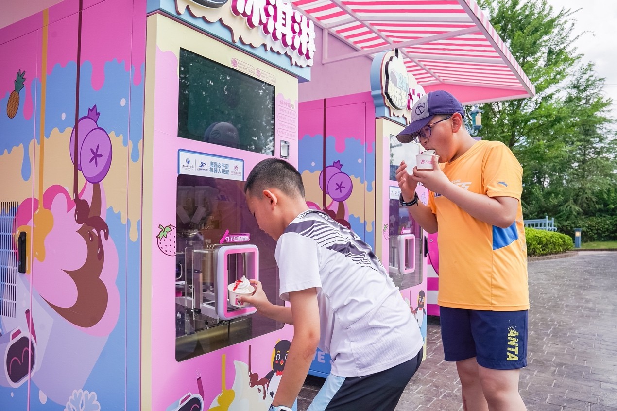 海昌海洋公园变身“AI机器人王国”,携手千玺创智慧景区新典范