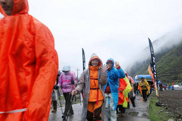 松潘2025第三届岷山雪宝顶冰雪登山节盛大启幕