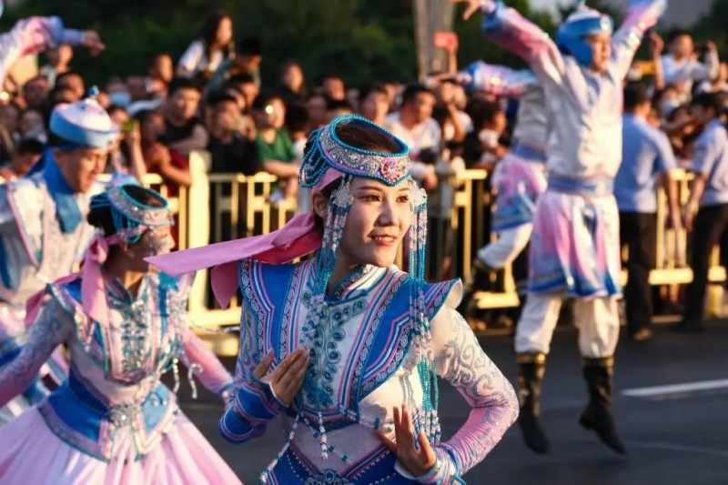 神兽踏云、风神起舞!泰名尔花车“破壁”出巡,赤峰绽放文化瑰宝