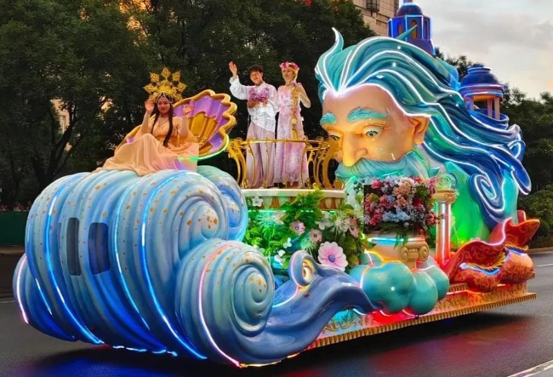 神兽踏云、风神起舞!泰名尔花车“破壁”出巡,赤峰绽放文化瑰宝