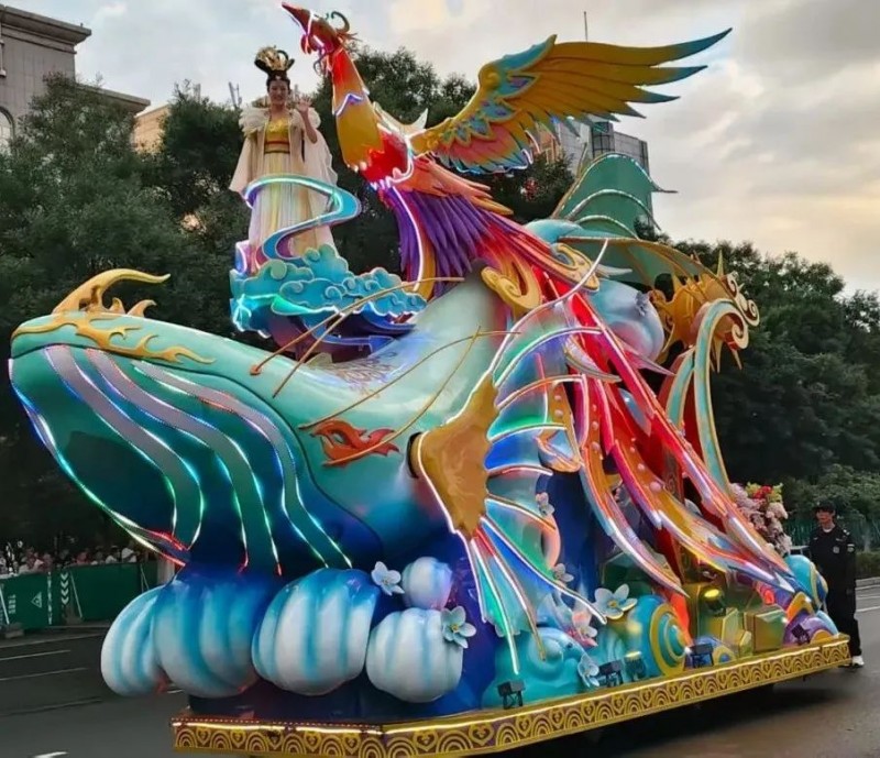 神兽踏云、风神起舞!泰名尔花车“破壁”出巡,赤峰绽放文化瑰宝