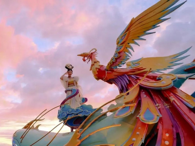 神兽踏云、风神起舞!泰名尔花车“破壁”出巡,赤峰绽放文化瑰宝