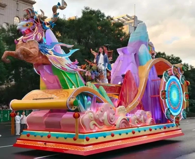 神兽踏云、风神起舞!泰名尔花车“破壁”出巡,赤峰绽放文化瑰宝