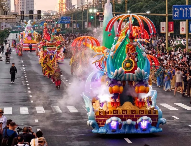 神兽踏云、风神起舞!泰名尔花车“破壁”出巡,赤峰绽放文化瑰宝