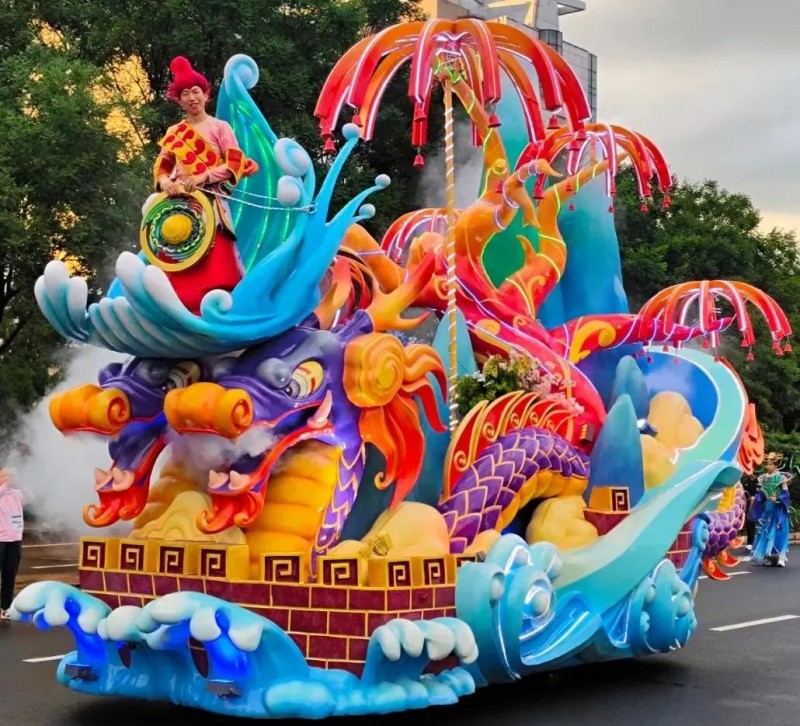 神兽踏云、风神起舞!泰名尔花车“破壁”出巡,赤峰绽放文化瑰宝