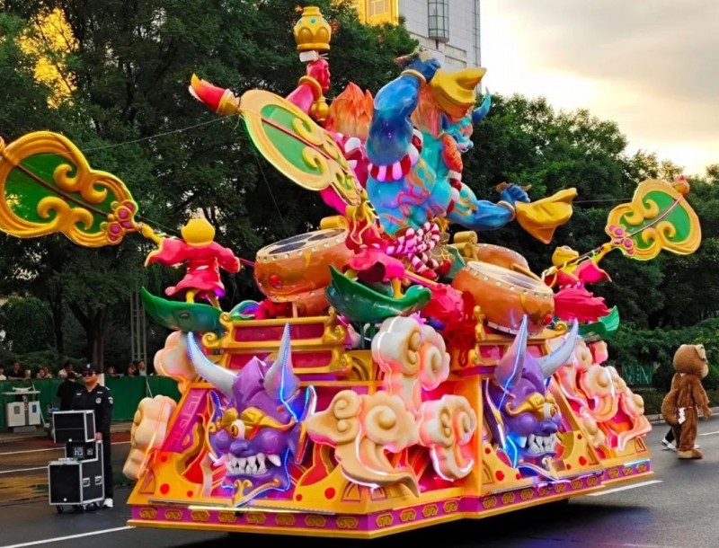 神兽踏云、风神起舞!泰名尔花车“破壁”出巡,赤峰绽放文化瑰宝