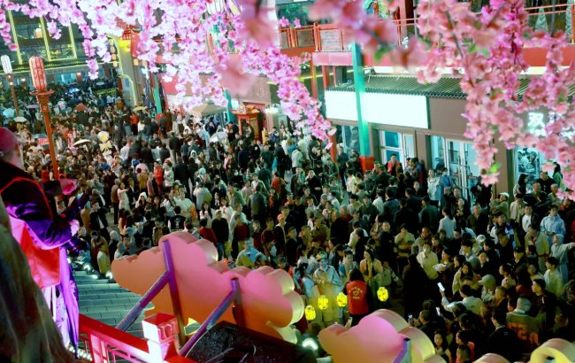 戏旅营城·蝶变新生 | 亚新文化最新力作荆州监利《天府奇庙夜》国庆火爆开街！